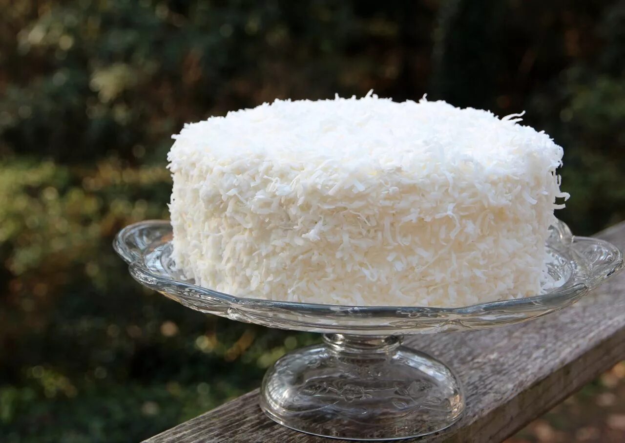 День кокосового торта. Украшение торта кокосовой стружкой и Рафаэлло. Рафаэлло с кокосовой стружкой. Кокосовый торт Рафаэлло. Торт Баунти с кокосовой стружкой.