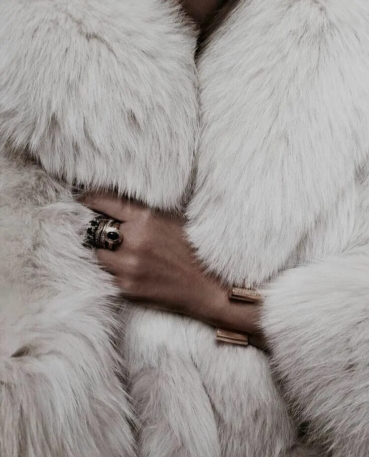 Шубы фокс фурса. Дизайнерские шубы. Риханна в мехах. Норковая шуба канада сага минк отзывы. Тягач рено т801.