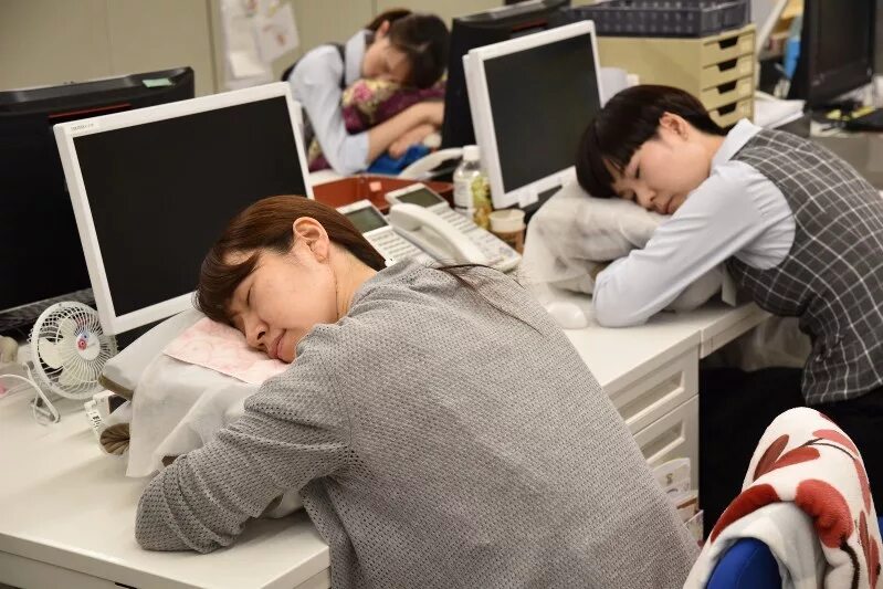 Сон час на работе. Сон в китае на рабочем месте. японцы спят на работе. сон на рабочем месте в японии.