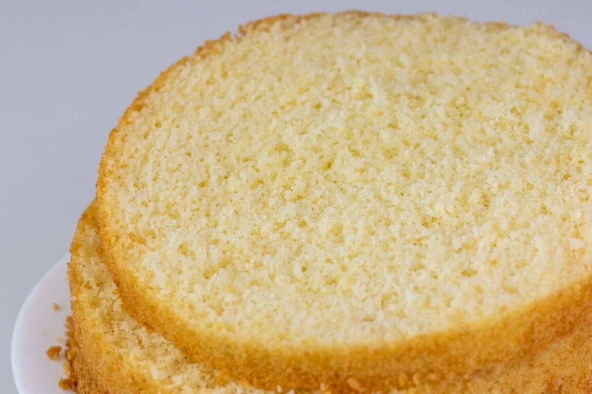 Классический бисквит на 5. Ванильный шифоновый бисквит. Шифоновый бисквит для торта. Шифоновый и классический бисквит. Шифоновый бисквит декор.
