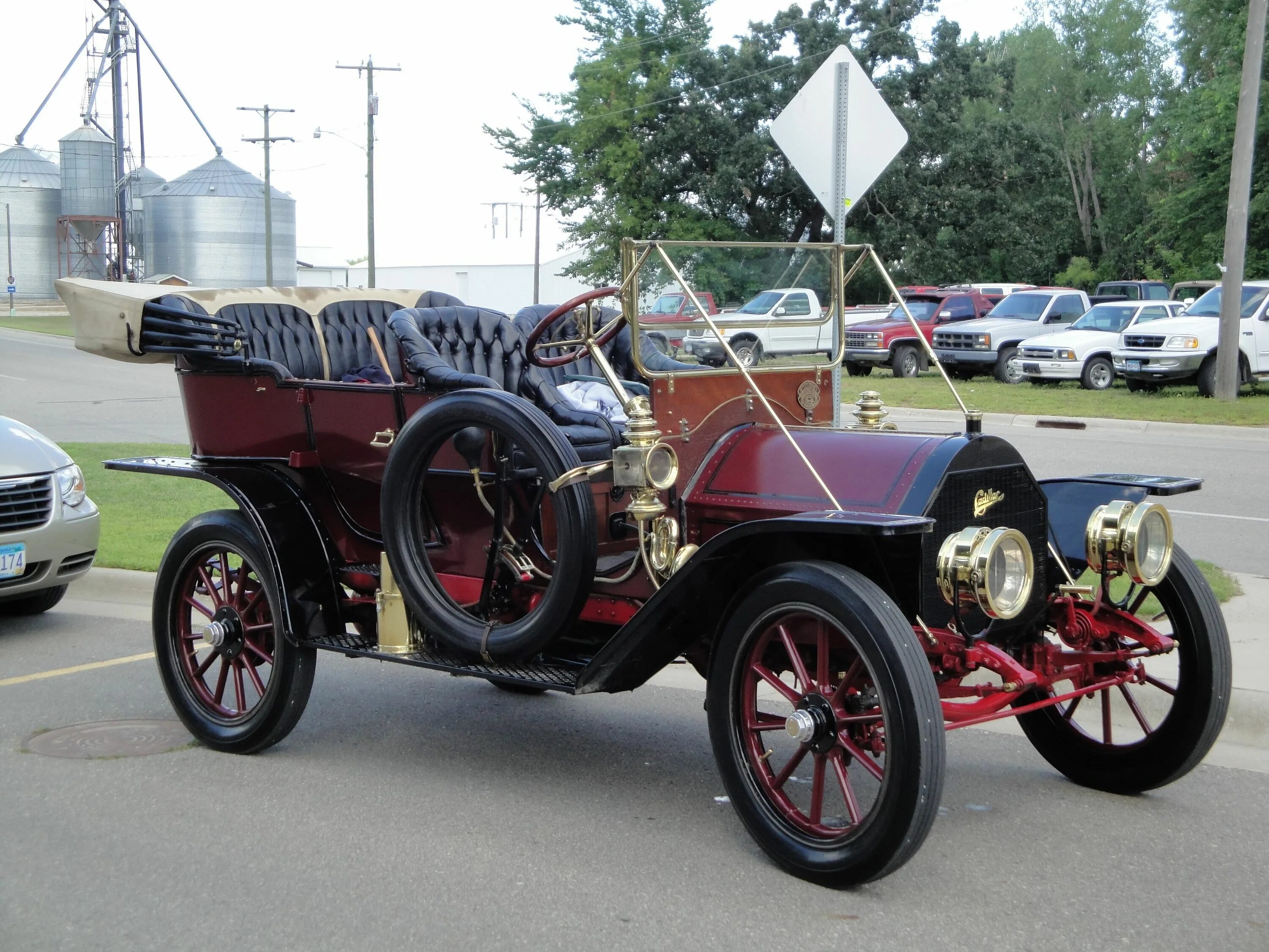 Кадиллак 1908. Автомобиль Аль Капоне. Кадиллак Аль Капоне. Бронированный Кадиллак Аль Капоне. Ала автомобиля