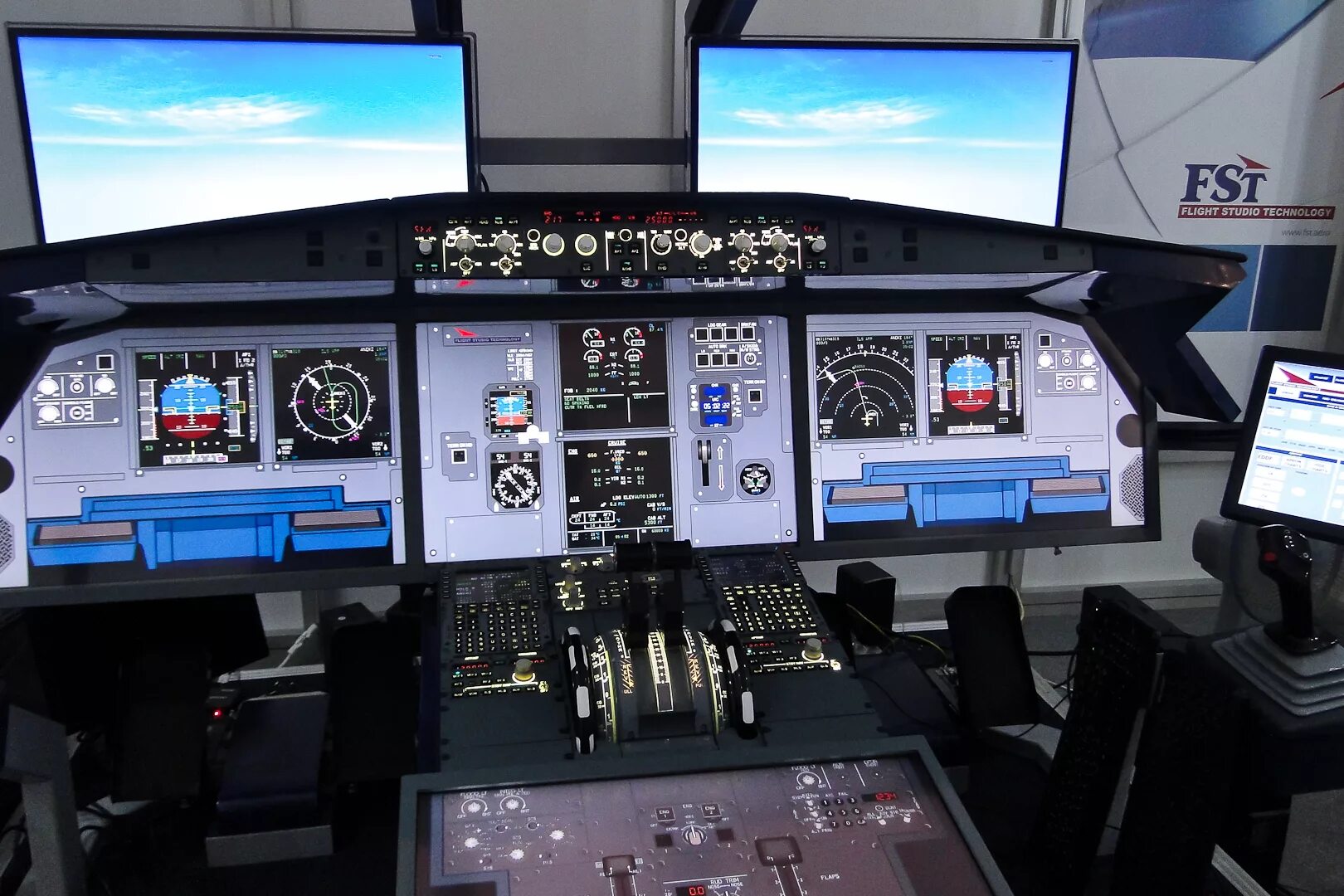 Имитация управления. Кабина пилота тренажер. Джет симулятор самолета. Electronic candles. Имитация управления.