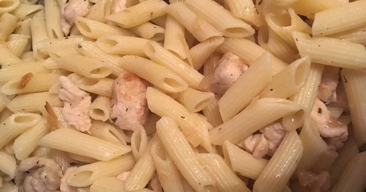 Макароны с куриным филе. Паста альфредо спагетти. Паста с жареной курицей. Спагетти с куриной грудкой. Макароны с сыром и курицей.