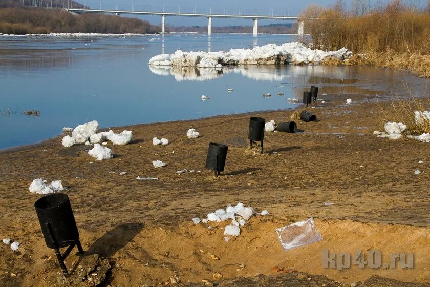 Уровень воды в жиздре козельск сегодня. Половодье в Товарково. Половодье на Жиздре. Уровень воды в Жиздре Козельск. Половодье Жиздра Козельск 2013.