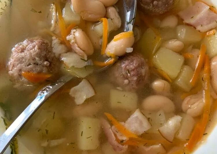 Суп с фрикадельками и красной фасолью. Фасолевый суп с фрикадельками. суп с фрикадельками и фасолью. грибной суп с фрикадельками. суп из белой фасоли с фрикадельками.