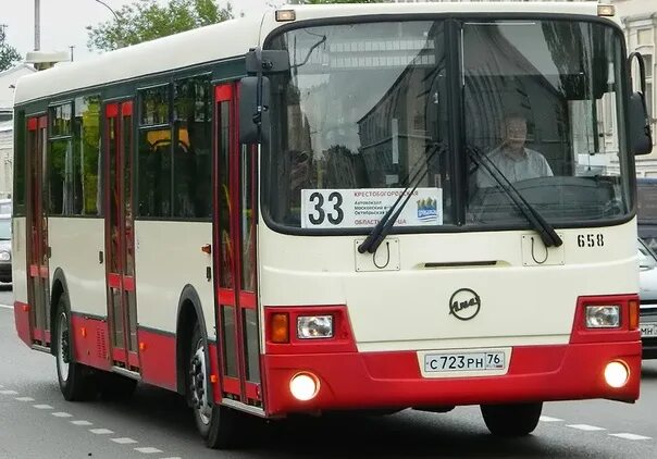 Ярославль казань автобус. Автобусы Ярославль. Ярославский автобус. Автобус 33. Автобус ЛИАЗ красный.