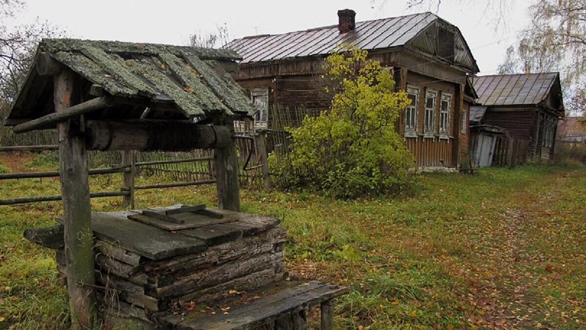 Колодец в деревне. Старые колодцы в деревнях. Старая деревня