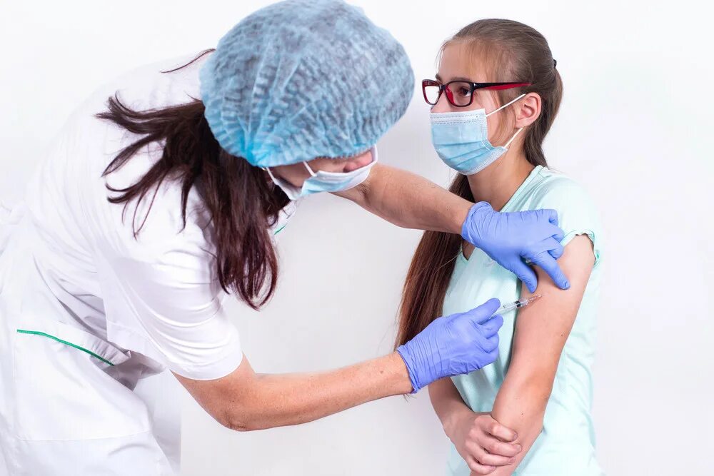 Вакцинация детей. Вакцинация подростков. Вакцинация несовершеннолетних 12-17 лет. Введение вакцины молодым людям фото.