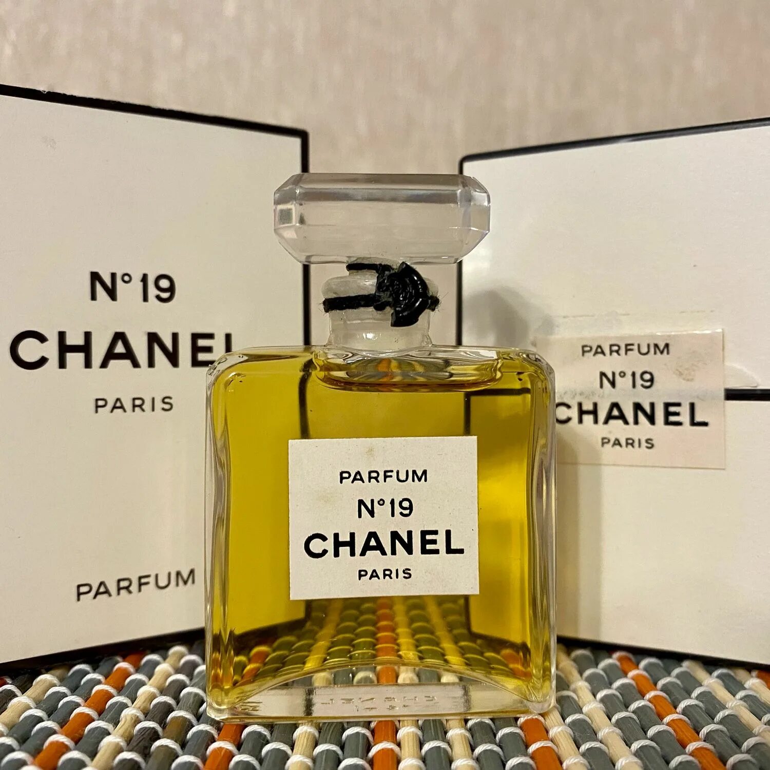 Chanel 19. Chanel 19 духи Винтаж. Chanel 19 духи 14 ml. Шанель 19 туалетная вода Винтаж.