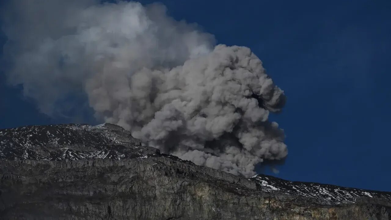 Новости вулканы сегодня. Извергающийся вулкан. Ла пальма канарские острова. Извержение на канарских островах 2021. Извержение на канарских островах 2021.