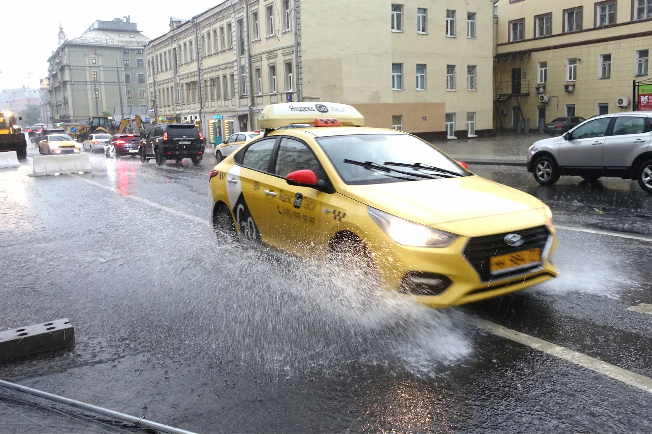 Желтый уровень погодной. Желтое такси. Дождь в Москве. Жёлтый уровень опасности. Оранжевый уровень опасности.