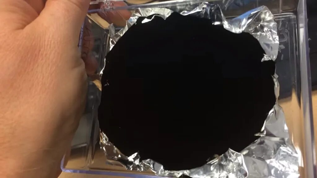 Самый черный материал. Материал поглощающий свет 99.9. Квантум Блэк материал. Вантаблэк 2. Самый черный цвет.