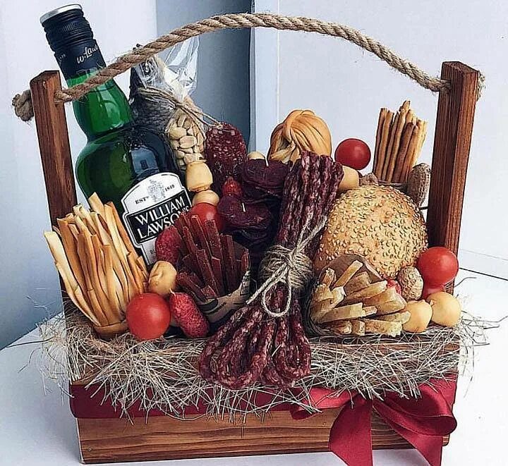 Корзина своими руками мужчине. Съедобная корзина. съедобные корзинки для мужчин. подарочный ящик с продуктами для мужчины. подарочные корзины для мужчин с колбасой.