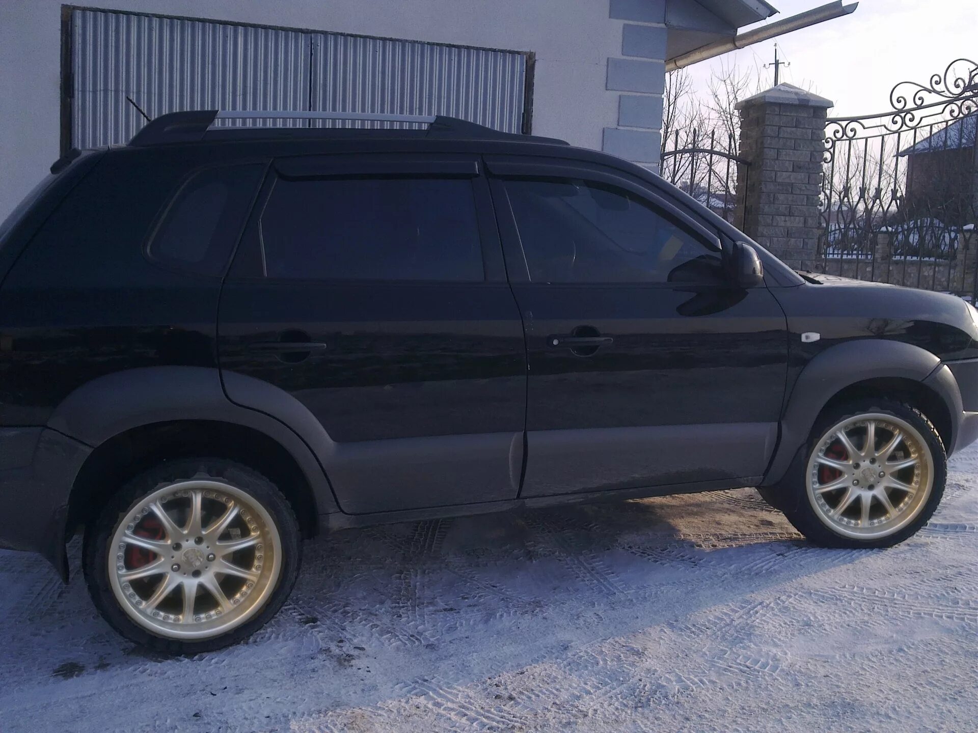 Туссан размер диска. Диски хендай туксон 2008. hyundai tucson 2008 на 19 дисках. hyundai tucson 2008 на дисках. r18 tucson 2008.
