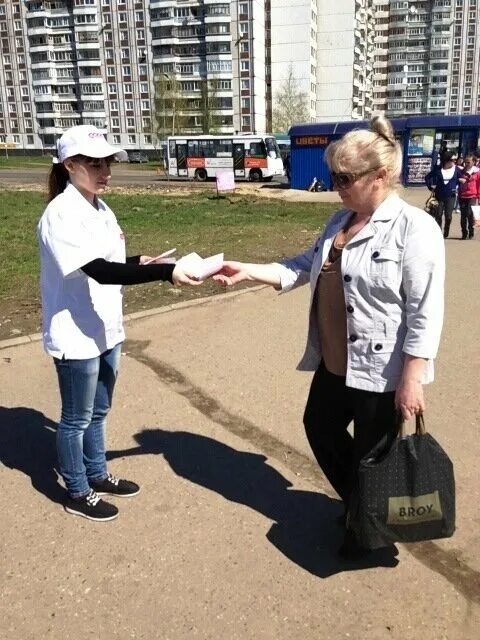 Требуются люди для раздачи листовок. Креативные идеи раздачи листовок. Раздает листовки. Раздавать листовки новом городке. Можно раздавать листовки в 12.