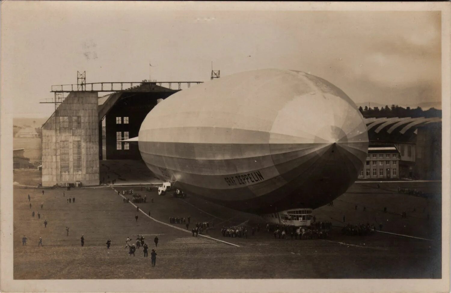 Graf zeppelin дирижабль. Zeppelin milena. Lz 127 graf zeppelin. Дирижабль цеппелин. Zeppelin дирижабль.