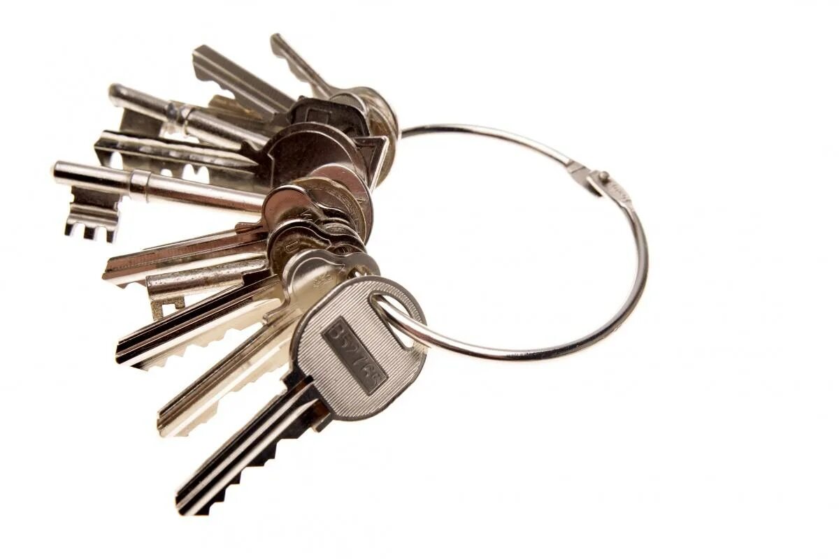 Большая связка ключей. Связка ключей. Ключи от квартиры связка. Связка ключей фото. Связка ключей на белом фоне.