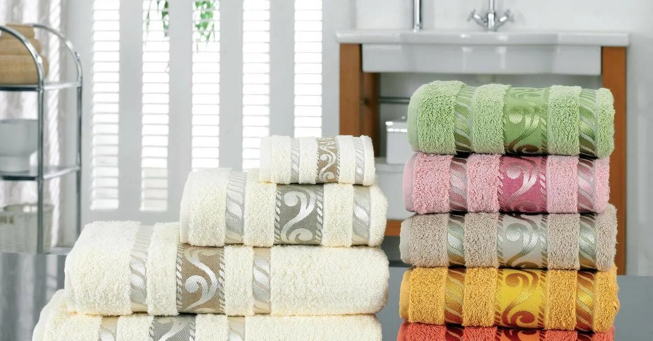 выкладка домашнего текстиля. интерьер магазина домашнего текстиля. выкладка полотенец в магазине. дизайн магазина текстиля. магазины постельного белья и полотенец.