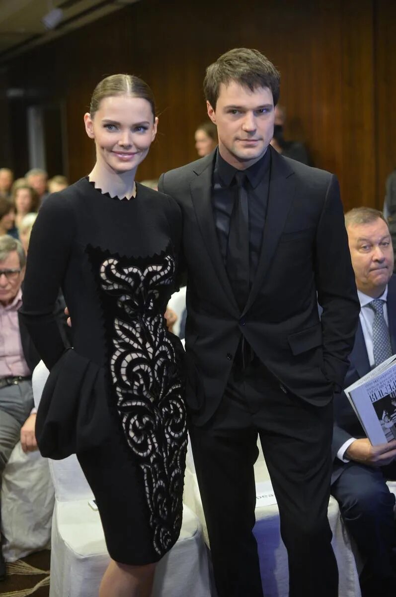 муж боярской елизаветы максим матвеев. муж лизы боярской. матвеев максим и боярская. максим матвеева и елизавета боярская. максим матвеев елизаве́та боярская.