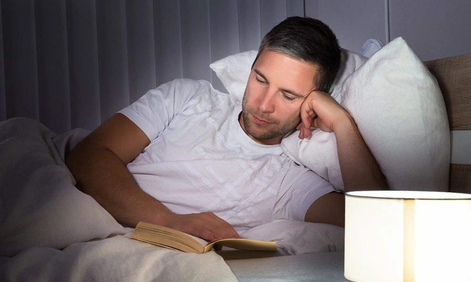 Что сделал мальчик перед сном. Чтение перед сном. Мужчина читает книгу. Мужчина в постели с книгой. Парень с книгой.