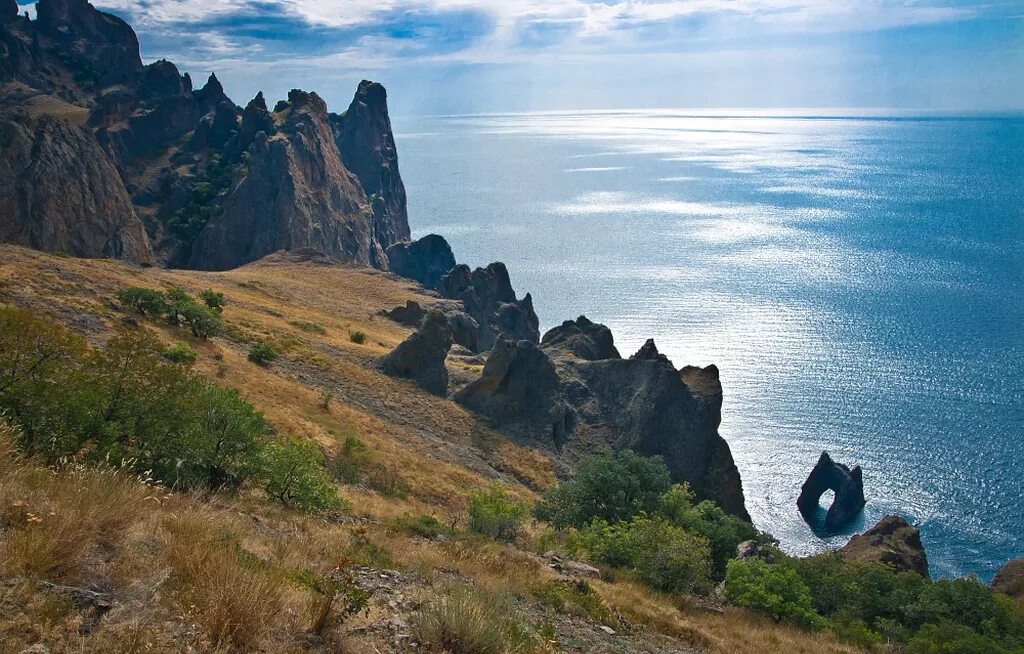 Шантарские острова камни скалы. Тихо море шумит у подножия скал. Скала торчащая из воды. Тихо море шумит у подножия скал. Тихо море шумит у подножия скал.