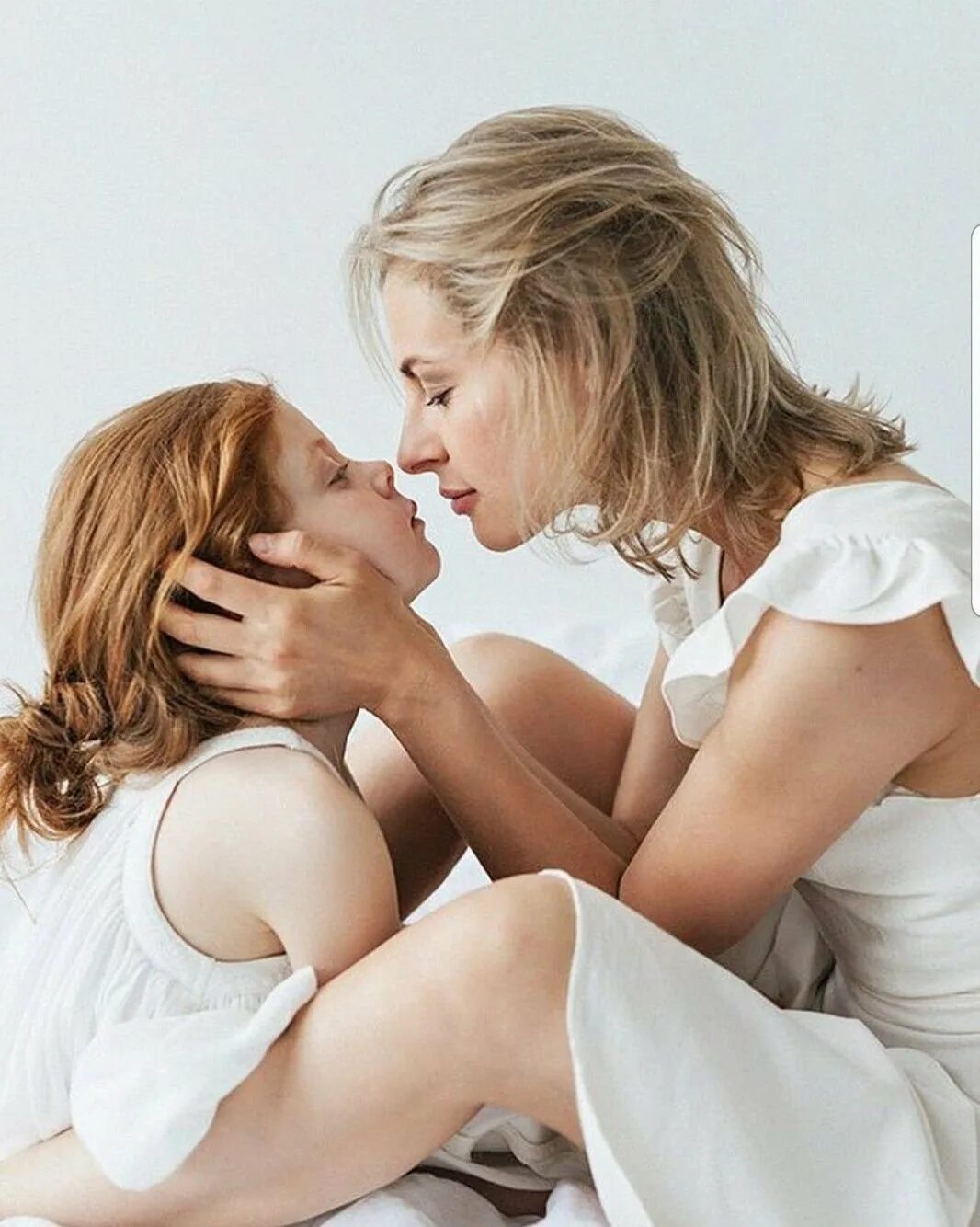 Мама с дочкой лесбиянки видео. Мама и дочка. Соблазнительные мама и дочь. Соблазн матери.
