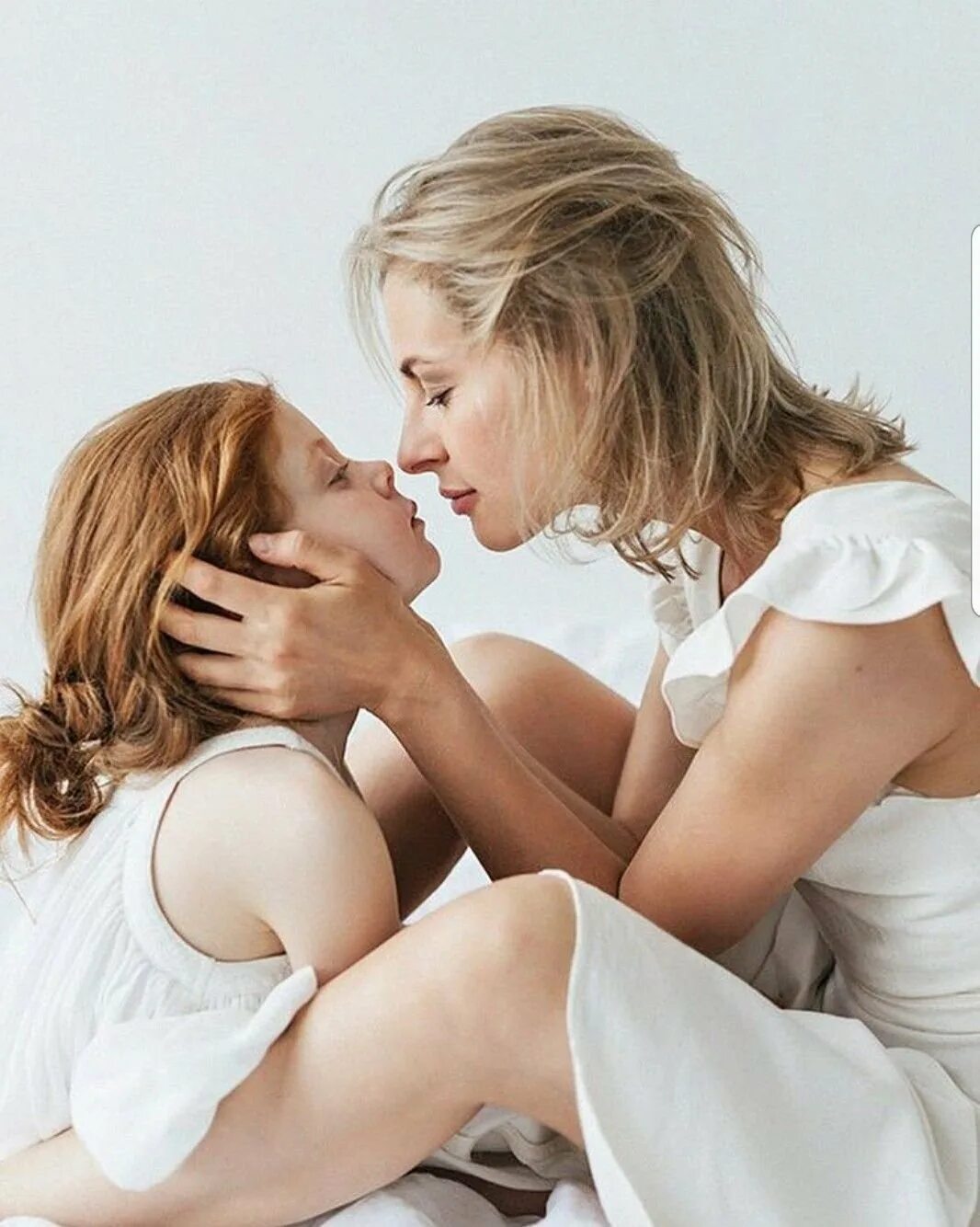 Lesbian мама. Мама и дочка. Соблазнительные мама и дочь. Соблазн матери.