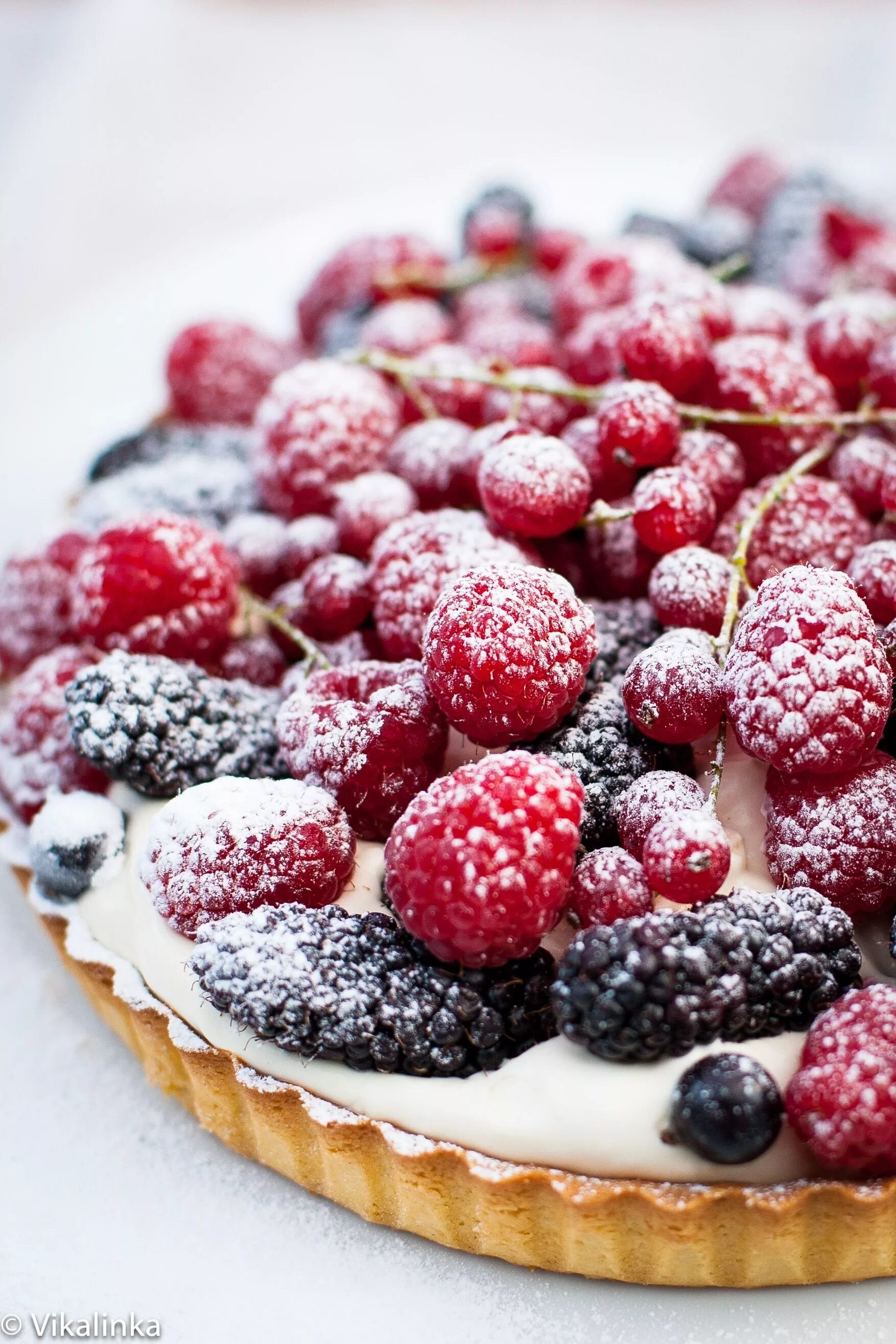 Sweet dessert. Красивые сладости. Десерт с ягодами. Необычные Десерты. Пирожное с ягодами.