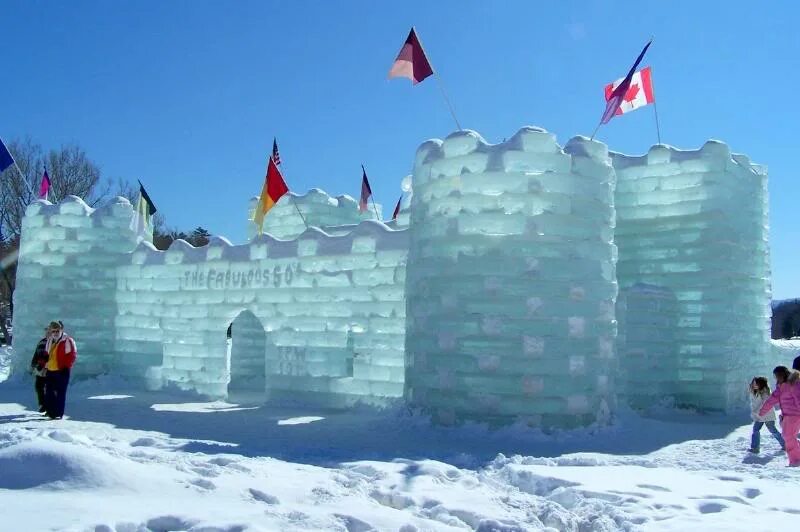 Снежная крепость в детском саду. Крепость из снега. Замок из снега. Arctic force построитель замков. Замок из снега.