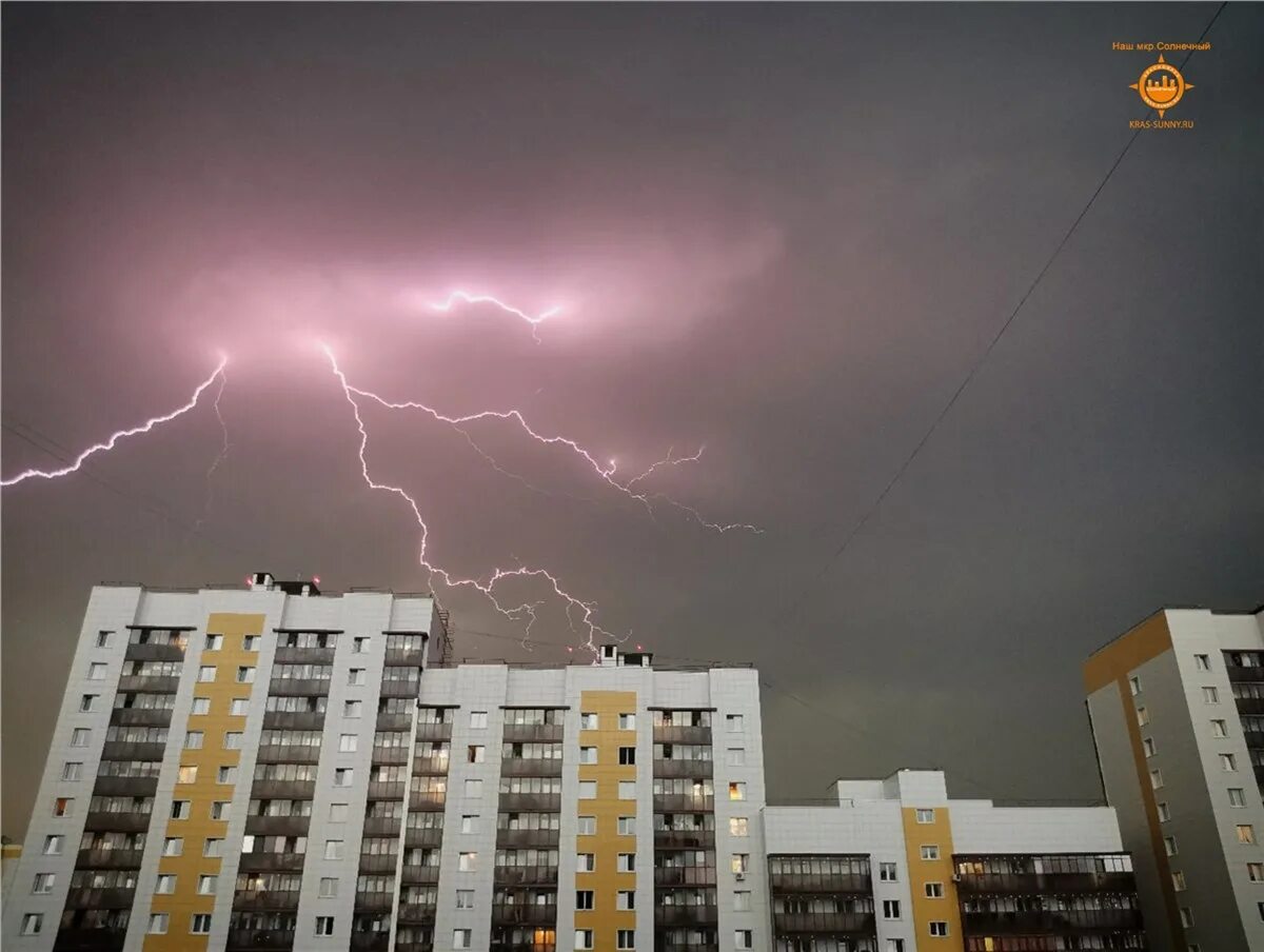 Погода солнечный красноярский. Молния над городом Красноярск. Раскаты молнии над Екатеринбургом. Гроза в Королеве в марте 2022. Сегодня будет молния вечером.