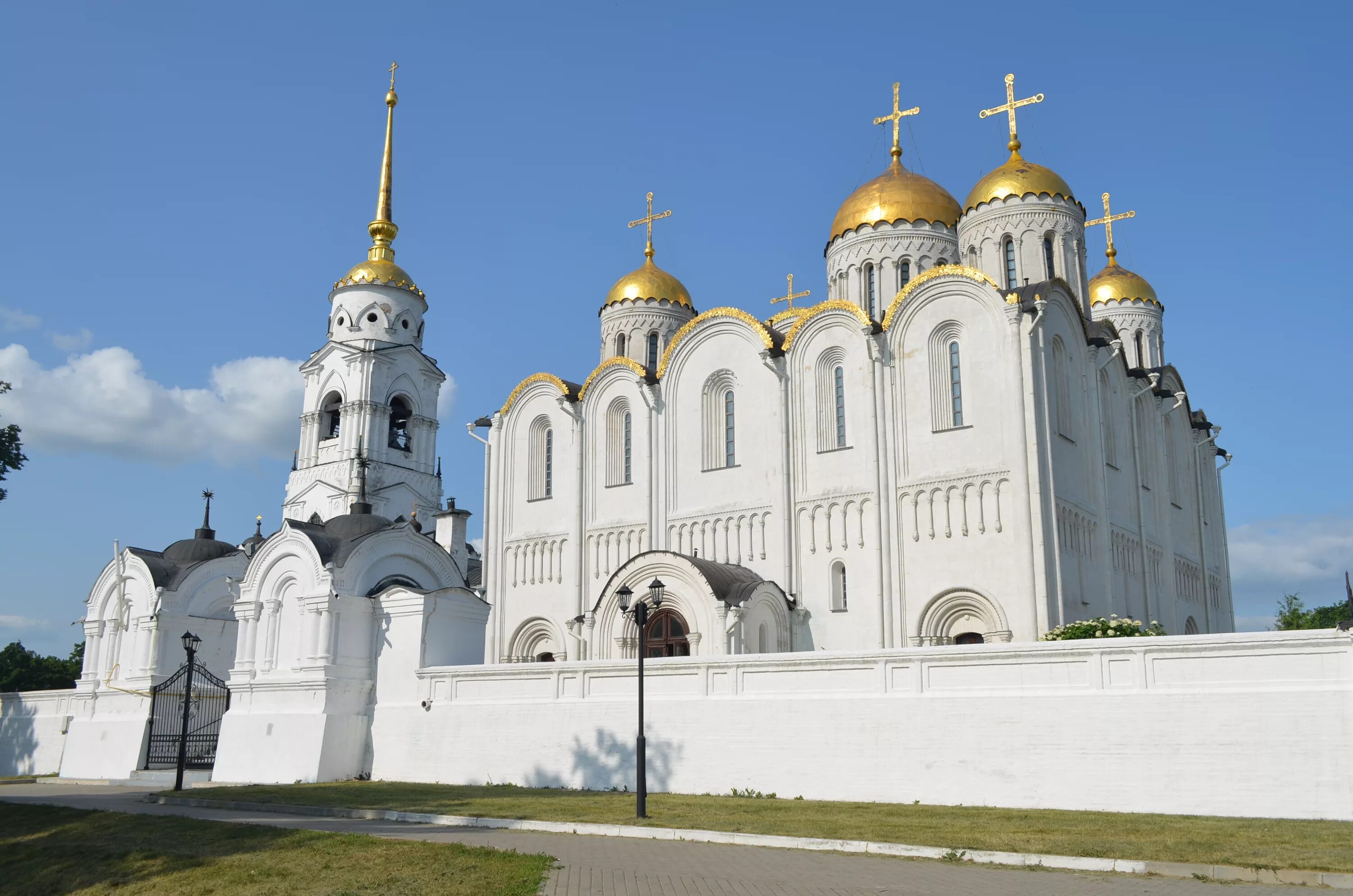 Соборы владимира суздальского. Владимиро-суздальская архитектура. Суздальский кремль с рождественским собором. Владимиро успенский собор 1408. Успенский собор во владимире 1158-1160.
