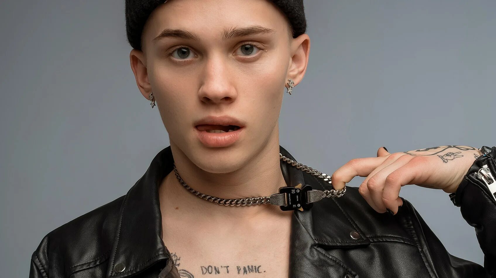 тик токер даня милохин. даню милохина золотая. даня милохин. дания милохин. даня милохин рекламирует золотое яблоко.