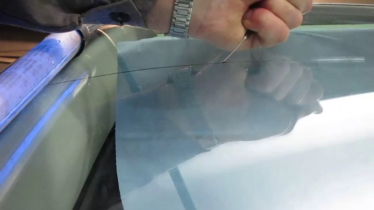 Как остановить трещину на стекле автомобиля. Трещина лобового стекла. Трещина на лобовом стекле. Устранение трещин на лобовом стекле. Заливка трещин на лобовом стекле.