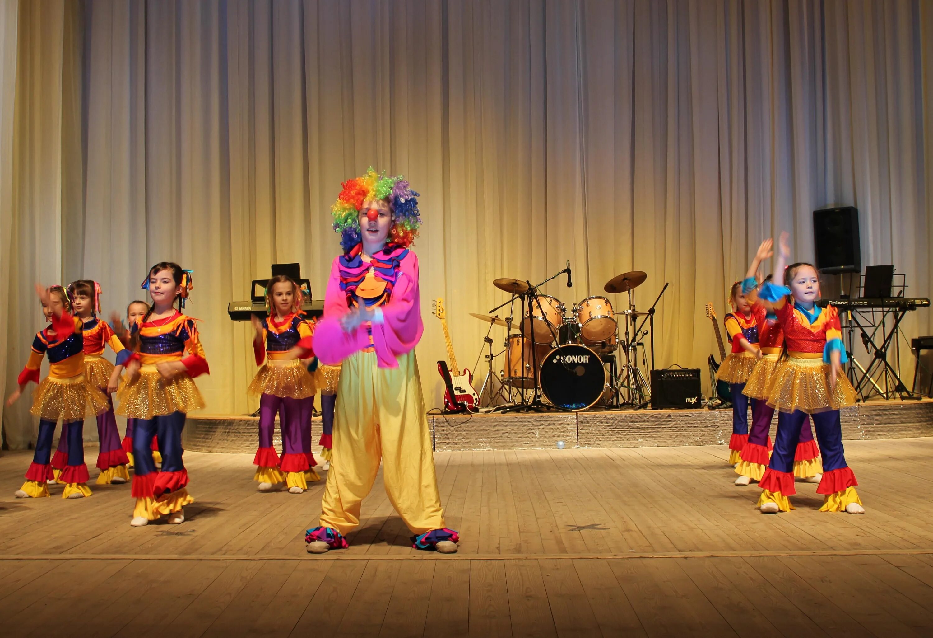 Резиновая игрушка клоун. Танцевальные костюмы клоуны. Клоун футаж. Клоун танцует. Клоун танцует.