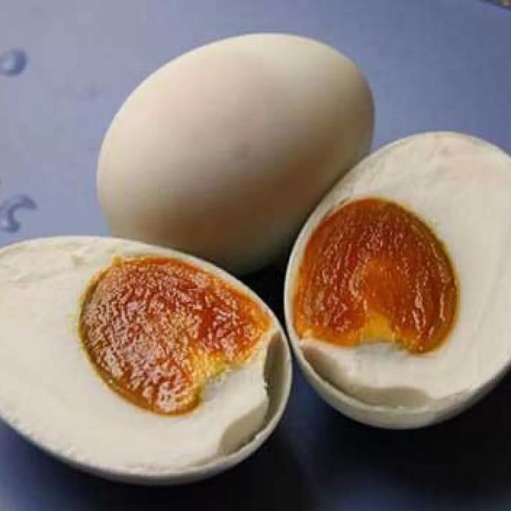 Гусиные яйца едят. Утиные и гусиные яйца. Соленые Утиные яйца Китай. Протухшее вареное яйцо.