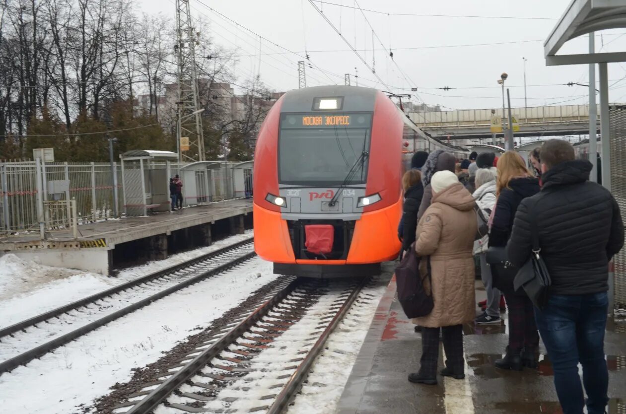 Расписание электричек зеленоград. Ласточка поезд в зеленограде. Поезд ласточка ленинградский вокзал. Расписание электричек зеленоград москва. Станция крюково зеленоград.