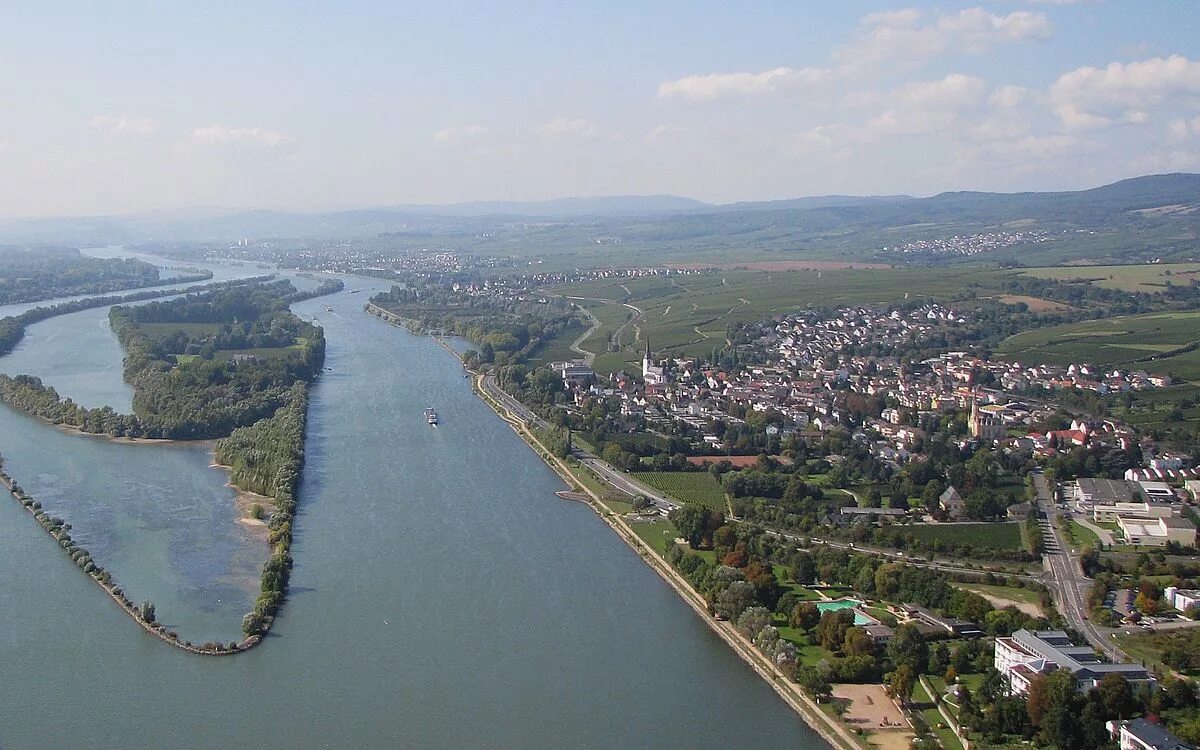 Исток реки рейн. Гессен река Рейн. Висбаден Рейн. Лорх на Рейне. Верхний Таунус Гессен.