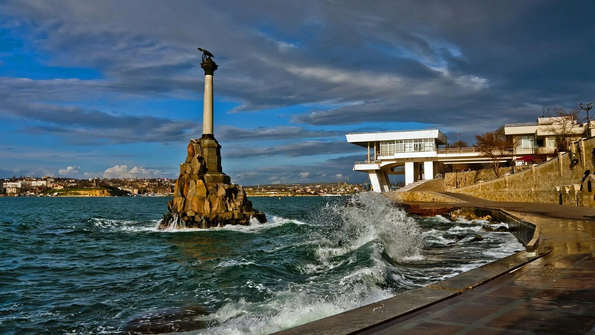 Севастополь достопримеча. Севастопольская бухта памятник затопленным. Севастополь. Артиллерийская бухта севастополь. Крым севастополь достопримечательности.