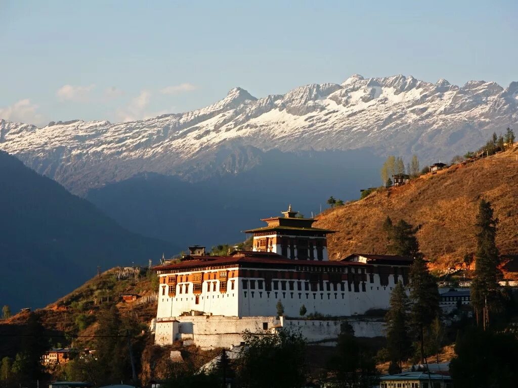 Бутан города. Королевство бутан. Бутан достопримечательности. Город Джакар бутан. Королевство бутан непристойный Тибет.