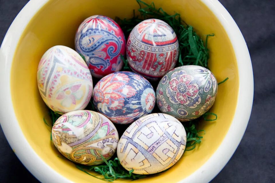 Когда красить яйца на пасху 2024 году. Яйцо Пасха. Пасхальные яйца Бочарки. Крашеные пасхальные яйца. Покраска яиц на Пасху.