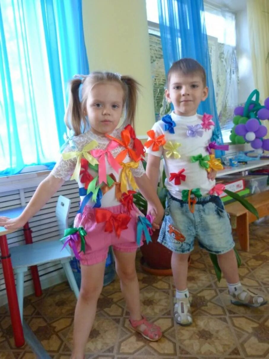 Наряд в садик на 1 апреля. День бантиков в детском саду. Костюм на праздник бантиков. Праздник бантика в садике.
