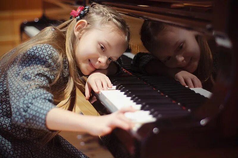 Первый ученик песня. Урок в музыкальной школе. Дети музыканты. Дети в музыкальной школе. Занятия в детской музыкальной школе.