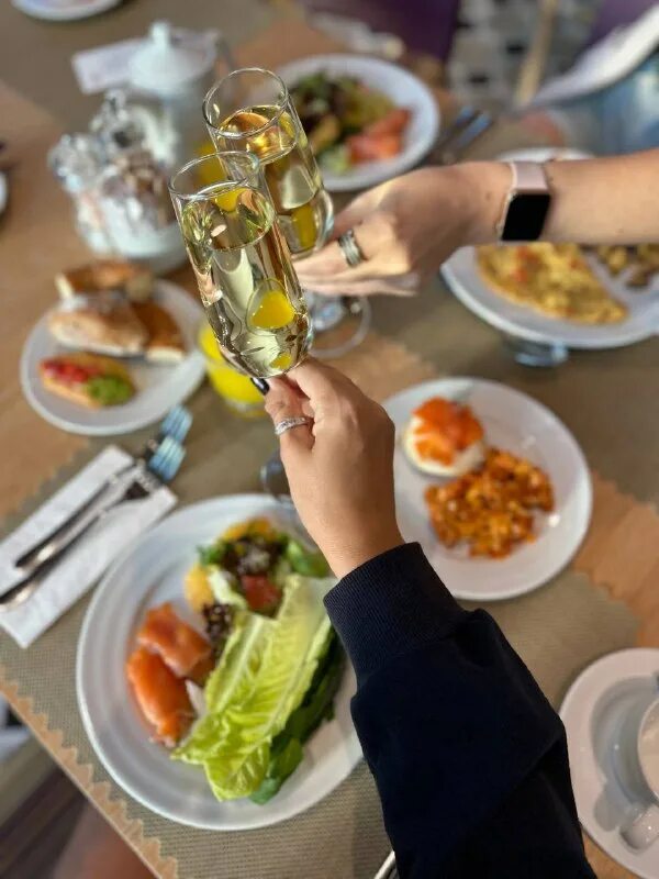 Женщина с десертом. Наслаждение едой. Еда восторг. Девушка ест десерт. Девушка с едой.