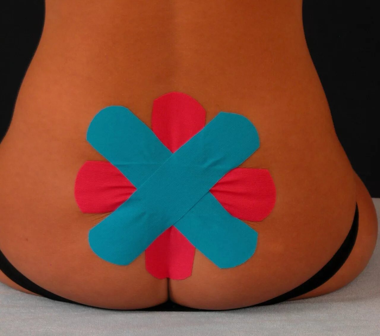 тейпирование грудного отдела позвоночника. тейпирование акс. тейпирование поясничного отдела при грыже. тейпирование копчика. тейпы для спины.