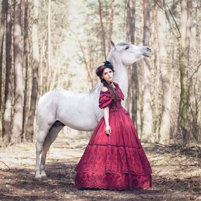 Кони сказки девочку. Лошадь в платье. Фотосессия Викторианский стиль с лошадью. Платье с лошадками. Девушка в платье на лошади боком.