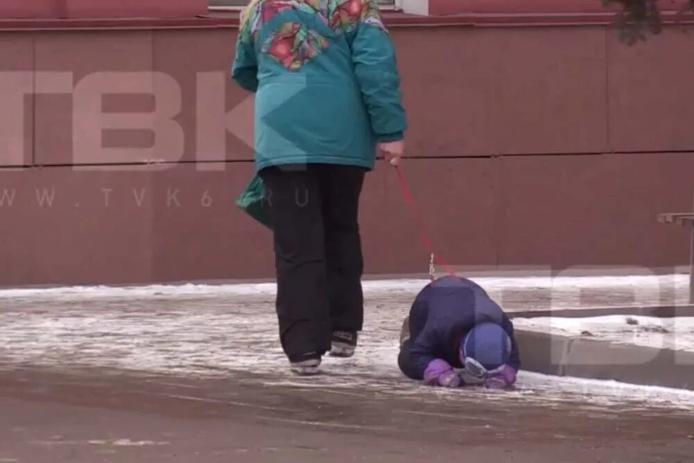 Видео в углу где ребенок тащит папу. Тащит ребенка. Ребенок плачет на улице. Выгуливает ребенка на поводке. Плачущий ребенок на улице.