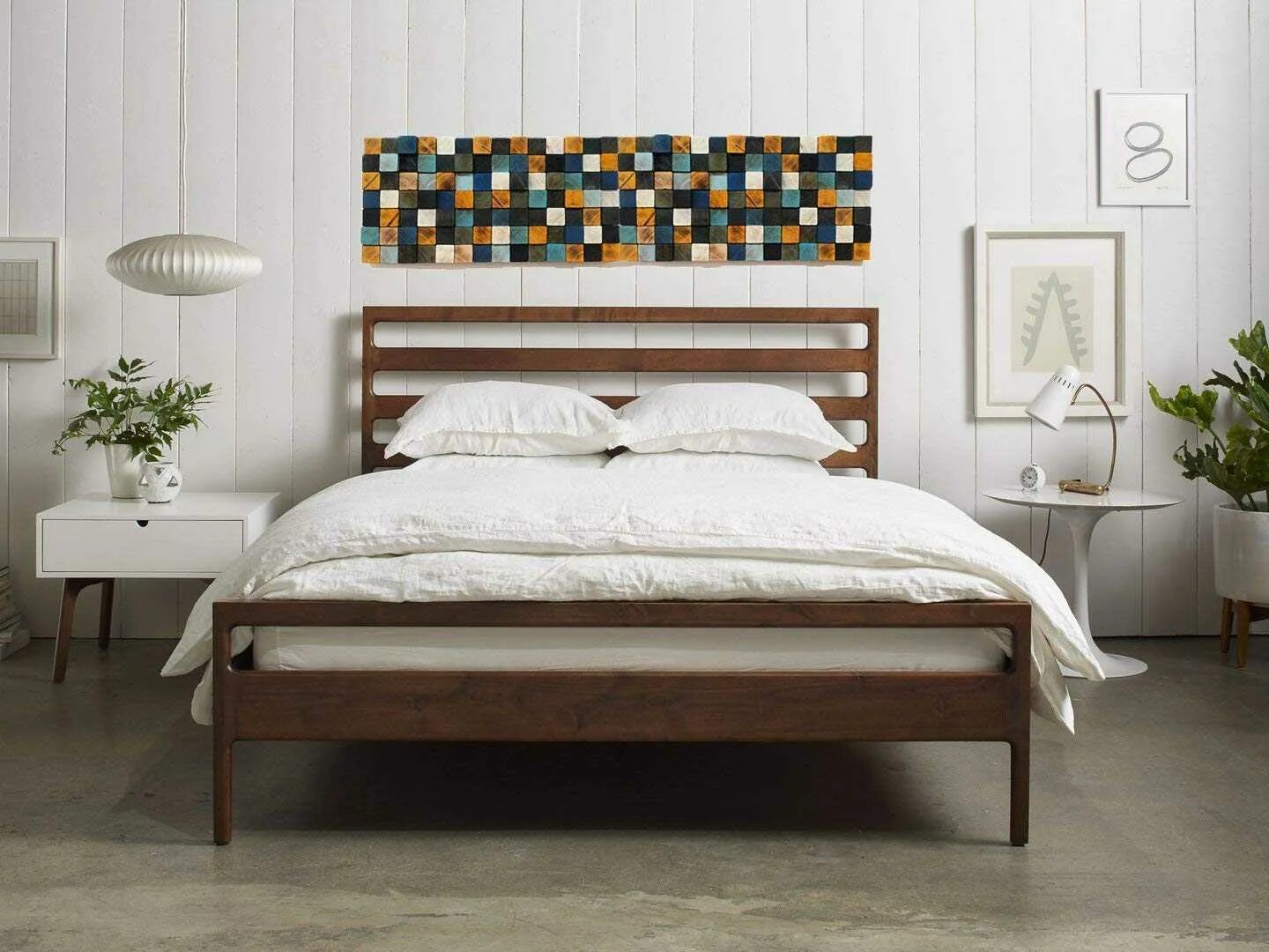 Изголовье кровати из дерева. Декор в спальню на стену у изголовья кровати. Деревянное изголовье над кроватью. Изголовье кровати в виде дерева. Дизайнерская кровать с деревянным изголовьем.