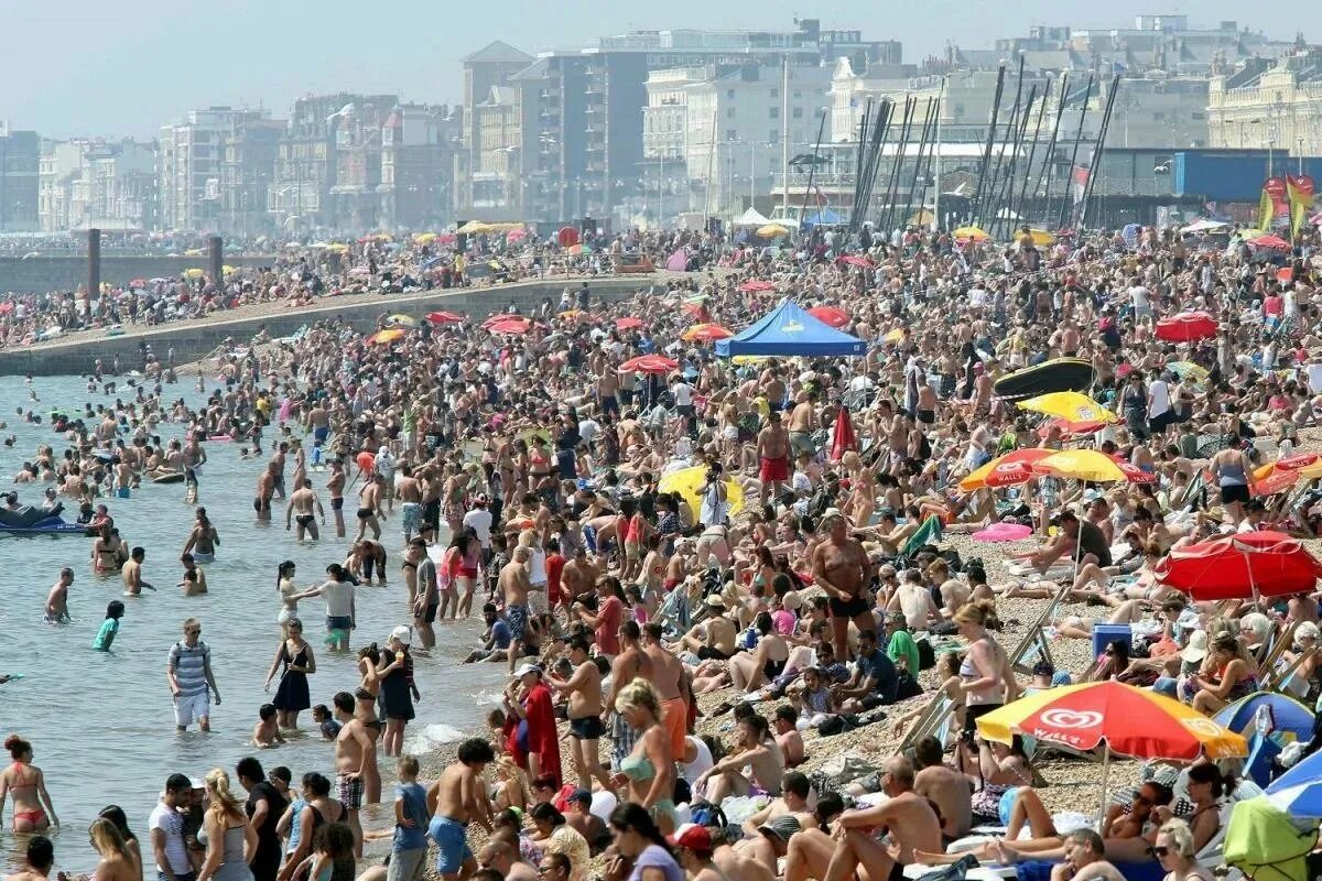 Где мало народу. Многолюдный пляж. Много людей на пляже. Много людей на пляже море. Много народу на пляже.