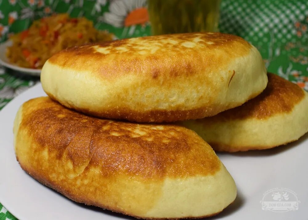 Пирожки жареные на сковороде. Пироги жареные на сковороде. Пирожки с капустой жареные. Пирожки с капустой на сковородке