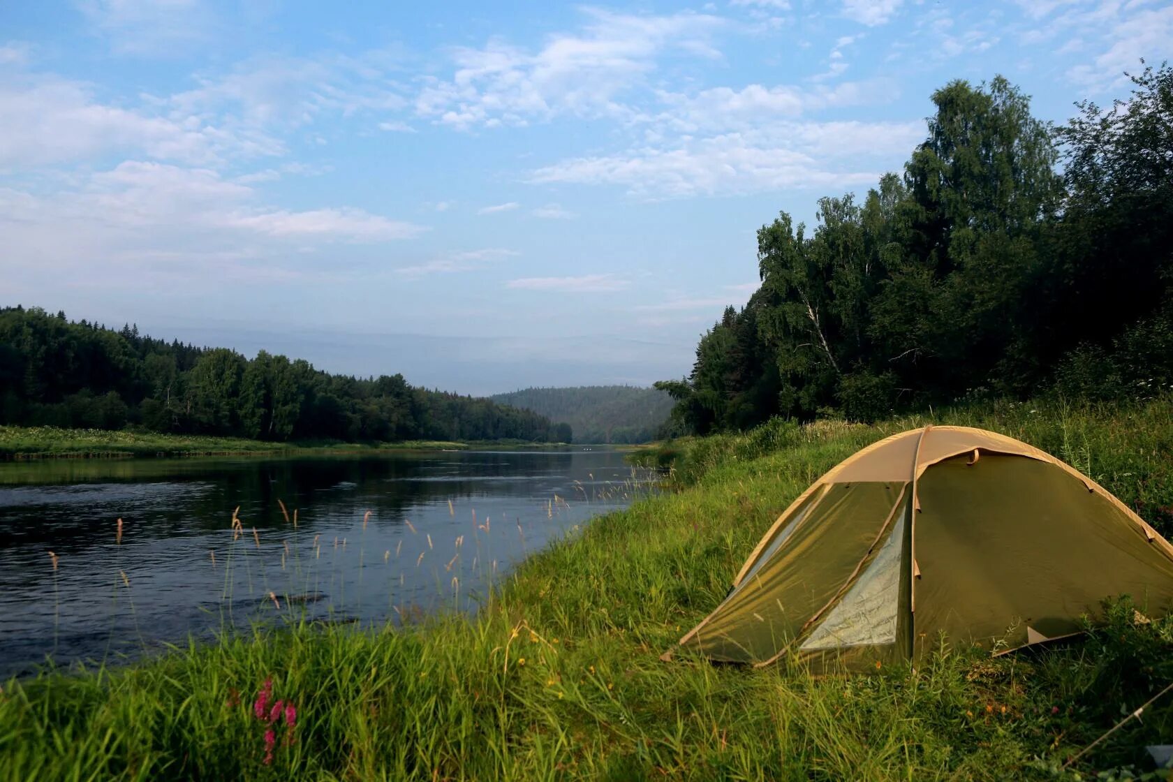 Camping river. Река Чусовая кемпинг. Палаточный лагерь река Чусовая. Река Клязьма кемпинг. Кемпинги у озера Урал.